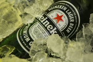 A Heineken kedvező szezonra számít idén, lebomló poharat tesztel